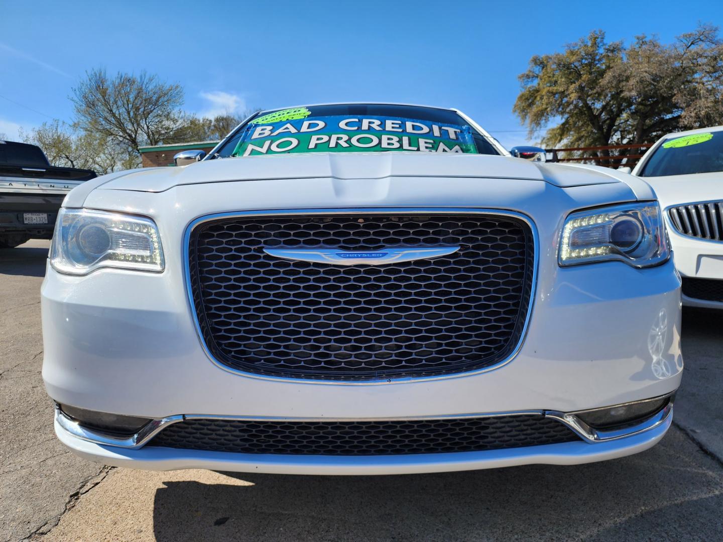 2018 WHITE Chrysler 300 LIMITED (2C3CCAKG4JH) , AUTO transmission, located at 2660 S.Garland Avenue, Garland, TX, 75041, (469) 298-3118, 32.885387, -96.656776 - Welcome to DallasAutos4Less, one of the Premier BUY HERE PAY HERE Dealers in the North Dallas Area. We specialize in financing to people with NO CREDIT or BAD CREDIT. We need proof of income, proof of residence, and a ID. Come buy your new car from us today!! This is a very well cared for 2018 CH - Photo#9